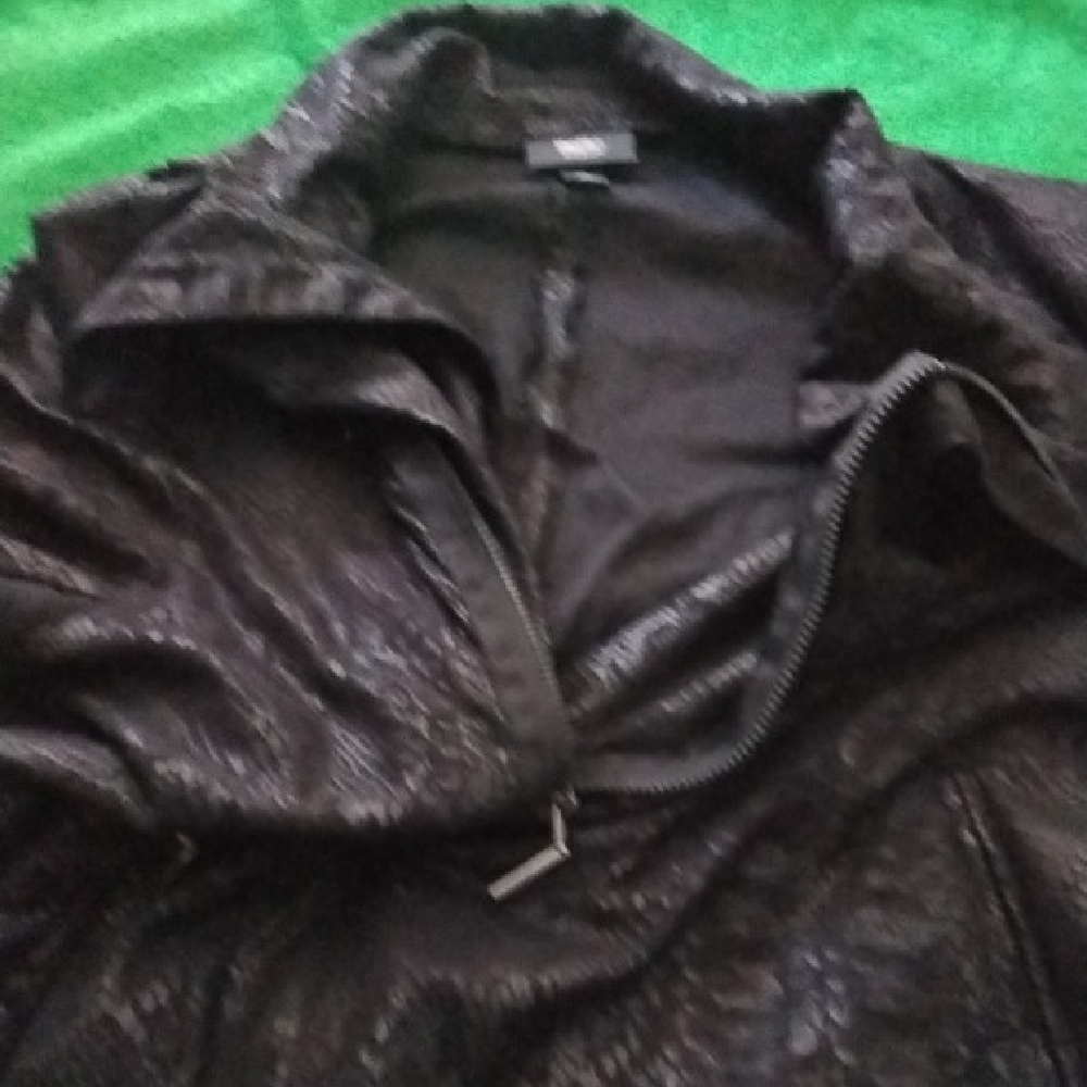Elegant Black Leather Jacket with Textured Design - Picture 7 of 8